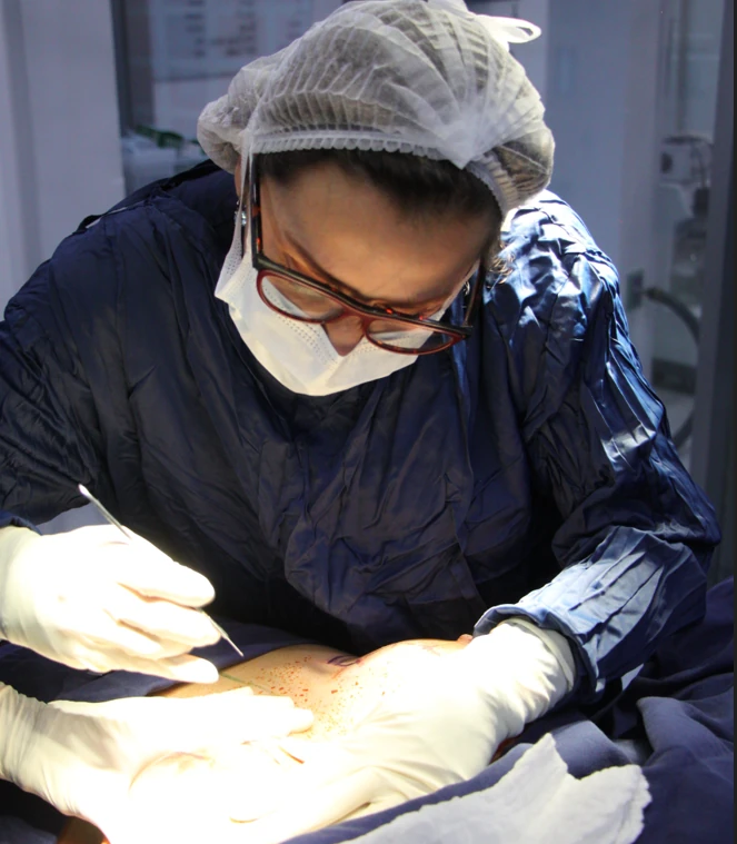 cirujano capsulectomía , extracción implante mamario