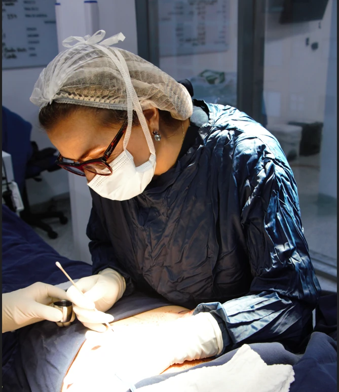 cirujano extracción de implantes mamarios